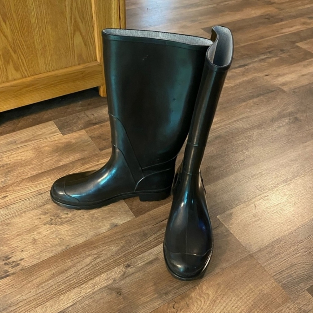 Black Rubber Rain boots. new G&G